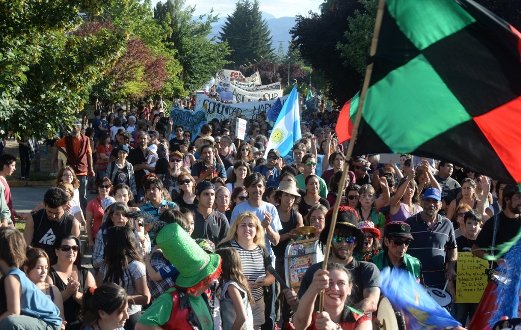 Una multitud marchó en El Bolsón contra la entrega de tierras al multimillonario Joe Lewis