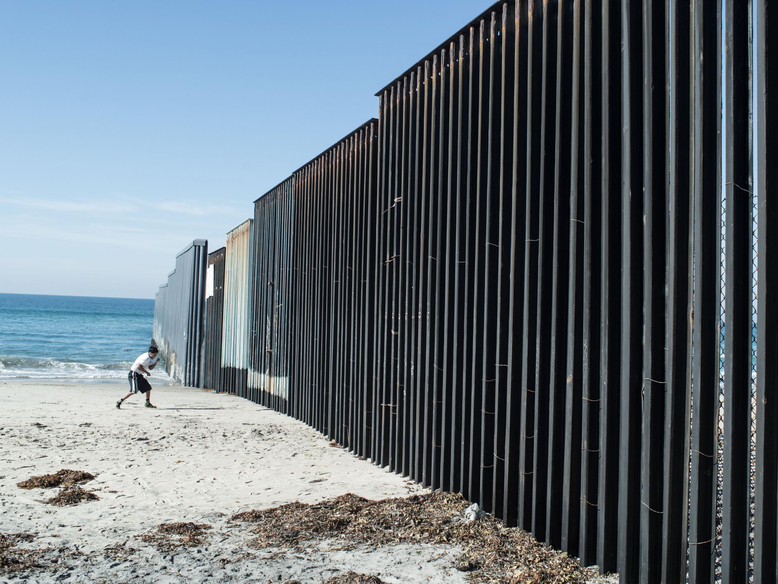 Trump ordenó la construcción del muro en México